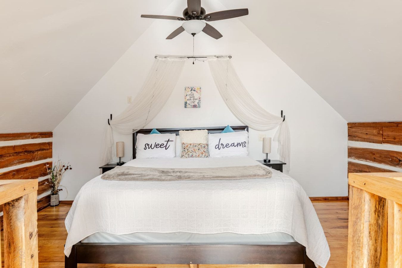 King Bed with premium mattress, luxury bedding and views of the lake.open loft concept. romantic lights and perfect ambiance!